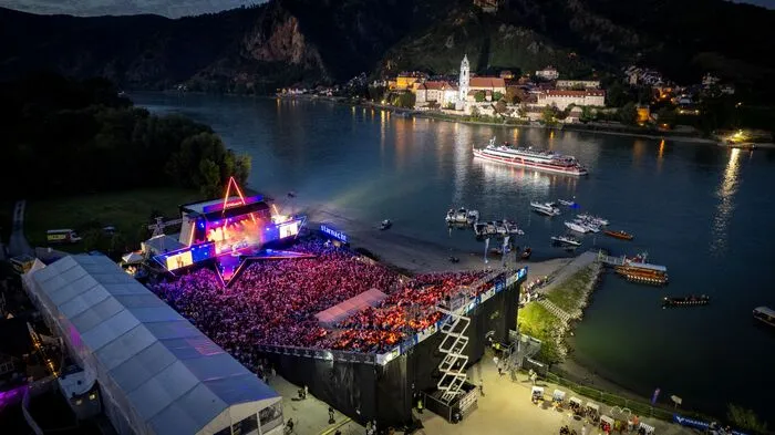 Bühne für die TV-Show Starnacht um Ufer der Donau