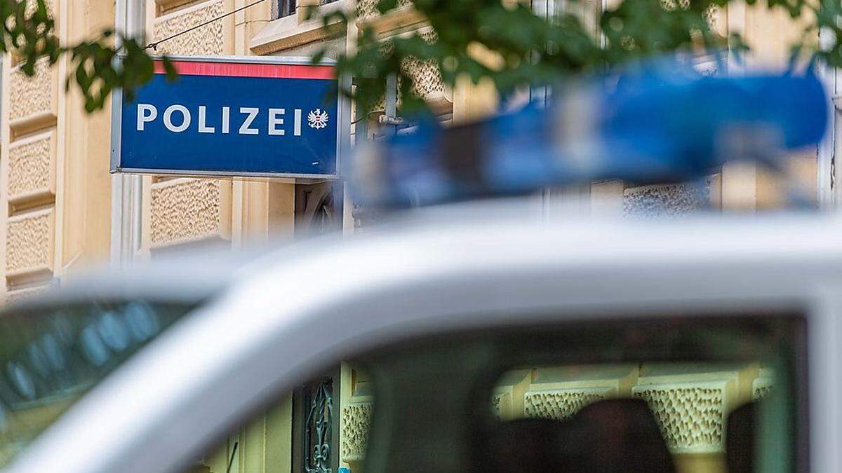 Die Polizei sucht den Pkw-Lenker, der in ursächlichem Zusammenhang mit dem Sturz steht