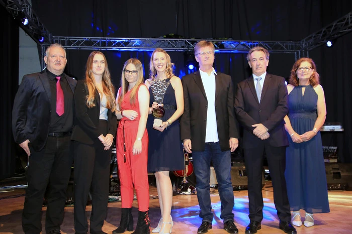 Die Gewinner der Kategorie "Beste Mannschaft": ATUS Voitsberg Tischtennis mit Stadträtin Steffi Galler (ganz rechts)