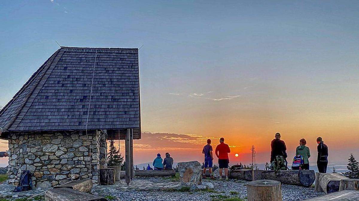 Selbst zu Sonnenaufgang ist der Schöckl schon gut besucht