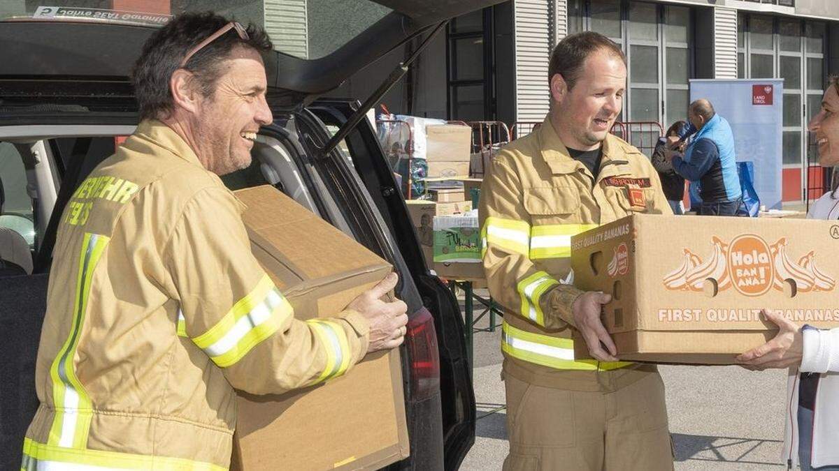 Zahlreiche Tiroler nutzten die Gelegenheit, um zu helfen und gaben bestimmte Sachspenden, zu denen gezielt aufgerufen wurde, bei den 337 Feuerwehren ab 