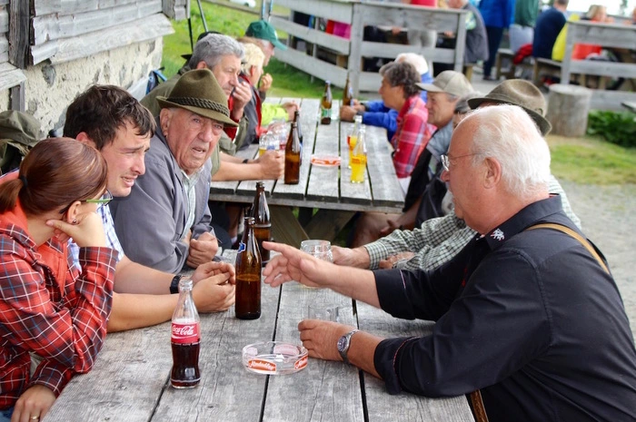Gemütliches Beisammensein vor der alten Hütte.