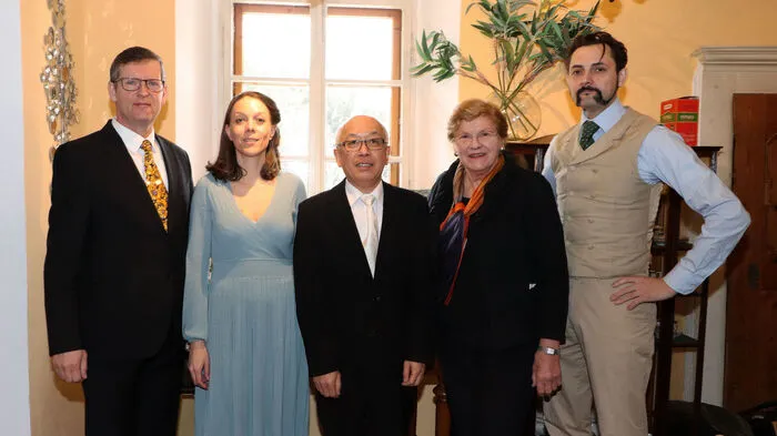Am Foto von Links: Mario Podrecnik (Tenor), Irina Lopinsky (Sopran), Hoshino Mitsugu (Pianist und 1. Kapellmeister sowie Solokorreptitor am Stadttheater Klagenfurt), Elisabeth Sickl (Schloßherrin) und Michael Seeber (Conferencier &amp; Nebenerwerbsjurist).