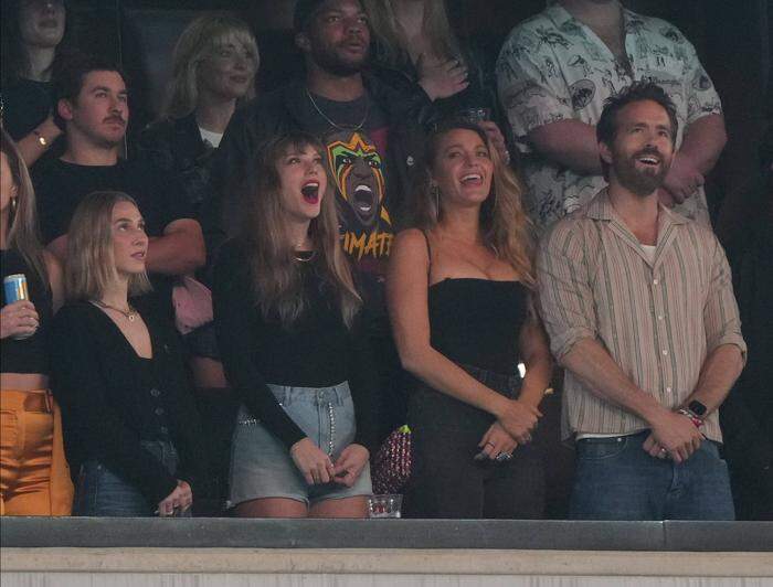 Taylor Swift mit Blake Lively und deren Ehemann Ryan Reynolds. 