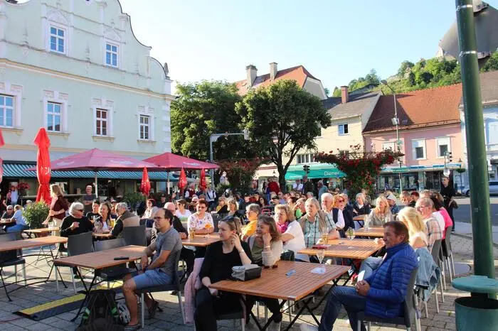 Bei sommerlichen Temperaturen begeisterten die Musiker und Sänger mit Hits aus den letzten Jahrzehnten und ernteten tosenden Applaus von den zahlreichen Besuchern. 