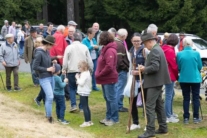 ... begleitet von zahlreichen Besucherinnen und Besuchern.