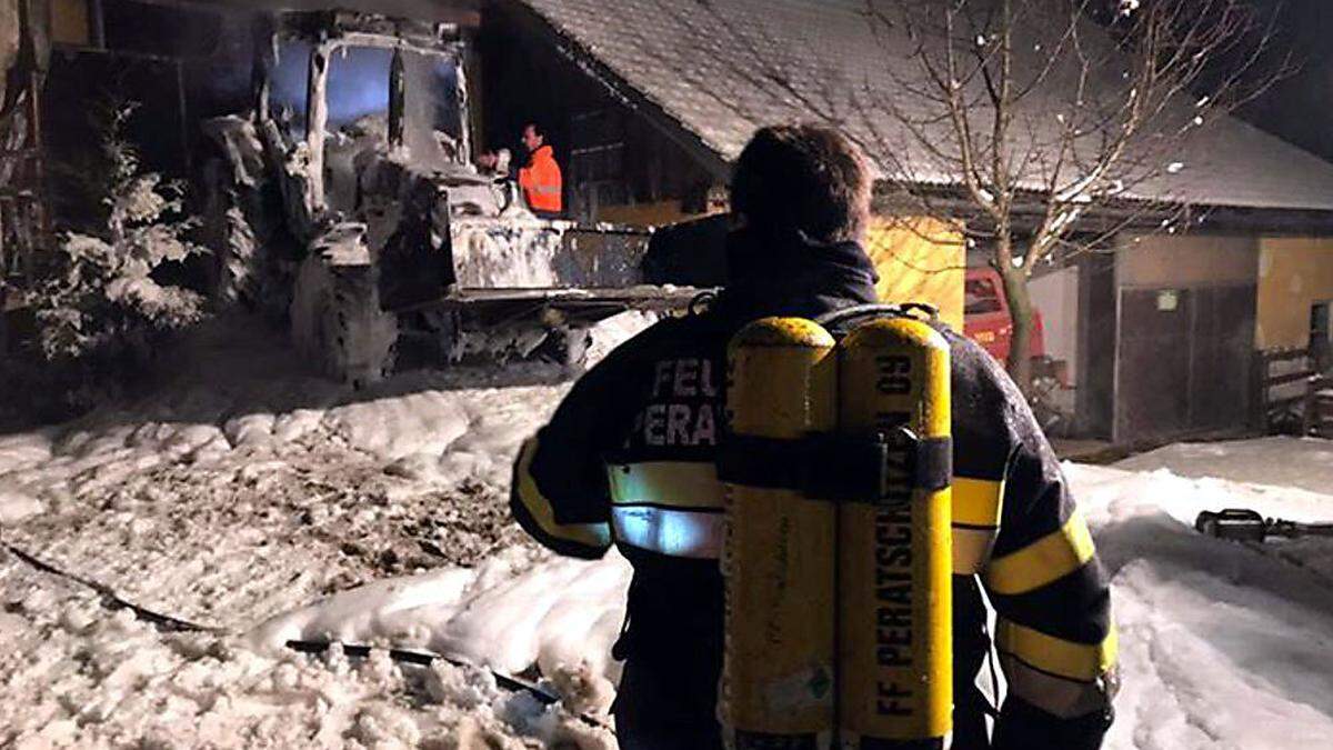 Die Feuerwehren konnte ein Übergreifen der Flammen aus den Stall verhindern