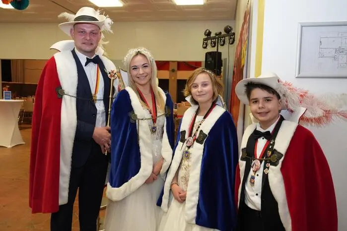 Die diesjährigen Prinzenpaare: Dominik Brandstätter, Jasmina Skalic, Helena Kempf und Raffael Balukcic