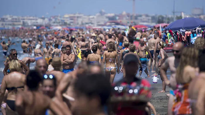 Großer Andrang am Strand von Ostia in der Nähe von Rom
