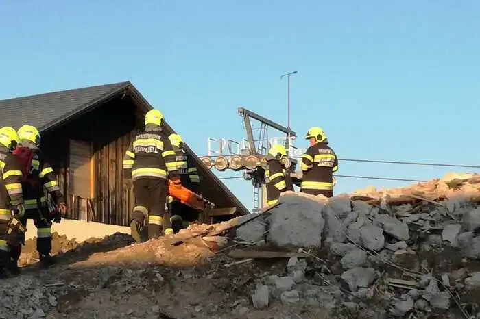 Die Übungsannahme war, dass Personen durch den Einsturz der Bergstation mit Betonteilen verschüttet bzw. eingeklemmt wurden. Ziel der Übung war es, die verschütteten Personen zu finden und diese aus der misslichen Lage zu befreien.