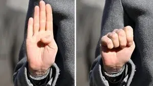 Blick auf Hände: Zuerst wird der Daumen in die Mitte der Handfläche gelegt, dann werden die anderen vier Finger darüber geschlossen, um eine Faust zu bilden