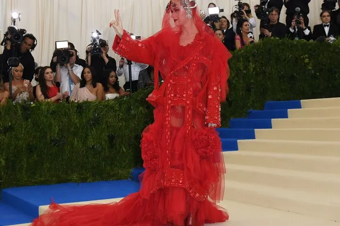 Das Kleid vom Auftritt stammte übrigens aus dem Modehaus Maison Margiela von John Galliano.