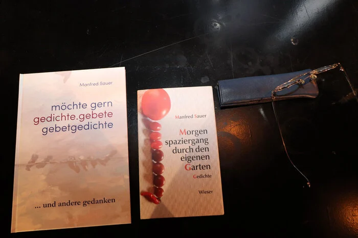 Gelesen hat Manfred Sauer aus seinem Buch „Gebetgedichte“ von kirchlichen Festen, Lebensabschnitten, aktuellen Themen und persönlichen Erfahrungen und aus dem zweiten Gedichtband "Morgenspaziergang durch den eigenen Garten".Der Buchverkauf von € 500,-- wird für die Ukraine gespendet!