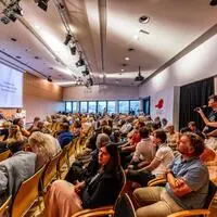 Bundeskanzler Christian Stocker im gut gefüllten Gottfried-von-Einem-Saal im Congress Center Villach
