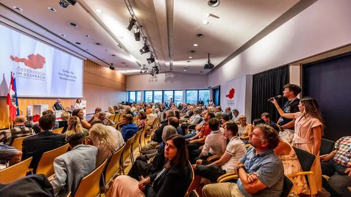 Bundeskanzler Christian Stocker im gut gefüllten Gottfried-von-Einem-Saal im Congress Center Villach