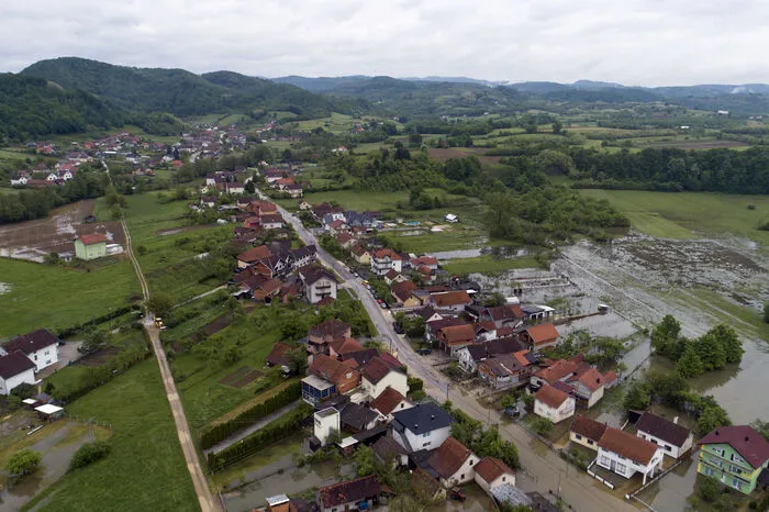 In den Regionen rund um Prijedor, Banja Luka, Bihac und Doboj traten nach Behördenangaben vom Dienstag Flüsse über die Ufer und überfluteten mehrere hundert Häuser sowie hunderte Hektar landwirtschaftliche Flächen.  