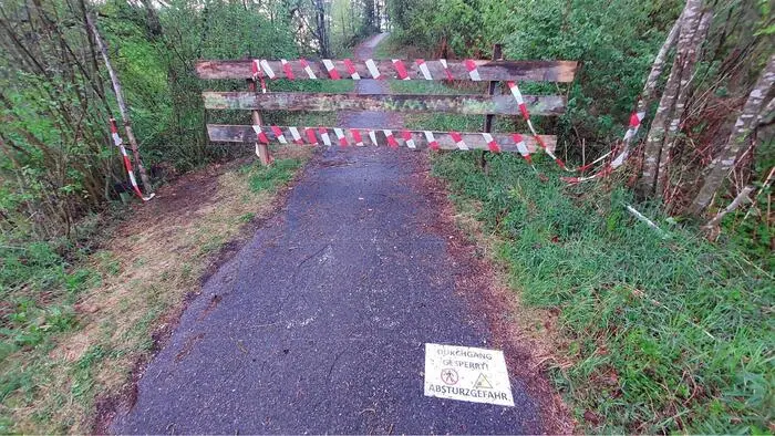 Die Absperrungen werden immer wieder ignoriert, die Sanierung sei zu kostenintensiv, daher bleibt die Umfahrung über den Drauweg aufrecht