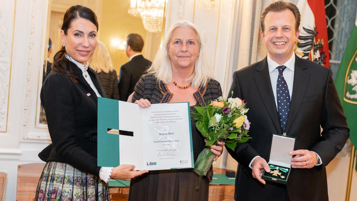 Brigitta Mahr aus Gleisdorf (M.) wurde mit dem Landessportehrenzeichen in Gold ausgezeichnet