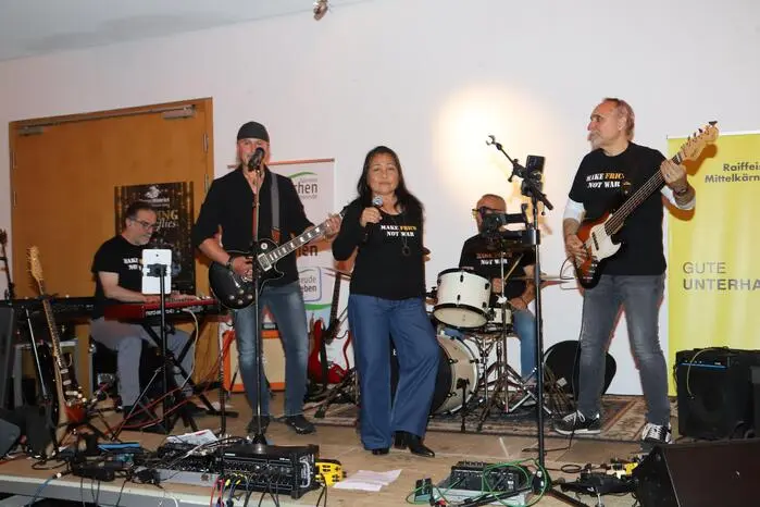 „Soda Experince“ Liza Ti (Gesang), Francesco Lodato (Bass), Massimo Botticelli (Drums), Franz Piussi (Keyboard) und Christian Oitzingen (Gitarre) für Luca Tolazzi aus Tarvis/Italien.