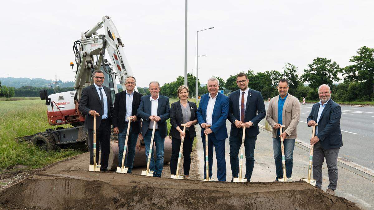 Beim Spatenstich für das 7,9-Millionen-Euro-Projekt