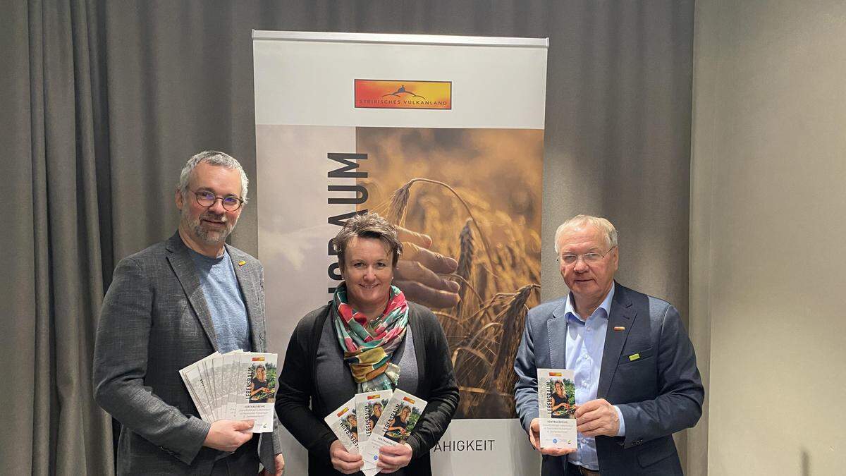 Michael Fend, Martina Lepschi und Josef Ober (v.l.) präsentieren das Programm der Reihe „Zukunftsfähiger Lebensraum“ für 2024