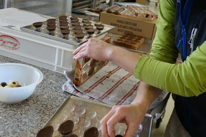Jedes Schoko-Ei und jeder Hase wird von Hand gefertigt.
