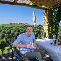 Weinbaudirektor Martin Palz verbringt seine Freizeit gerne auf einer Buschenschankterrasse, wie hier am Kogelberg bei Leibnitz