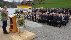 Bürgermeister Erwin Gruber durfte zahlreiche Gäste aus der Politik sowie viele Gasener beim Spatenstich begrüßen.