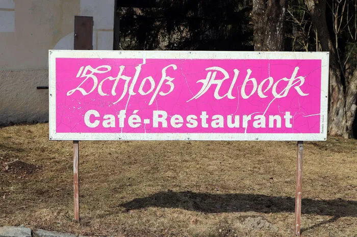 Schloß Albeck Café - Restaurant, Geschenksboutique, Konzerte,Theater, Kabarett, AusstellungenASP: Dr. Elisabeth SicklSchlossweg 5, A-9571 SirnitzTel.: 04279 / 303Fax: 04279 / 3034E-Mail: info@schloss-albeck.at Internet: www.schloss-albeck.at Öffnungszeiten:Donnerstag bis Sonntag &amp; Feiertag, 11 bis 18 Uhr