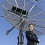 Manuela Wenger empfängt am Dach der Inffeldgasse 12 am Campus der Technischen Uni Signale von Satelliten im All 
