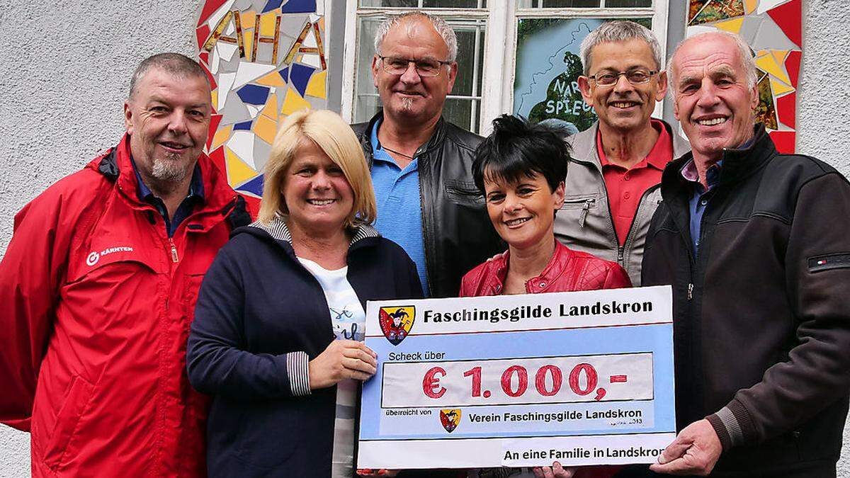 Arnold Erd, Gerda Sandriesser, Peter Wetzlinger, Birgit Theuermann, Erwin Spanring und Werner Rauter (von links) bei der Übergabe