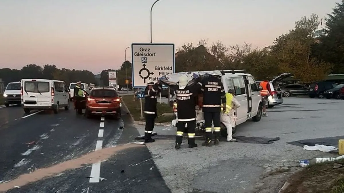 Ein Kleintransporter verlor auf der B54 Farbe