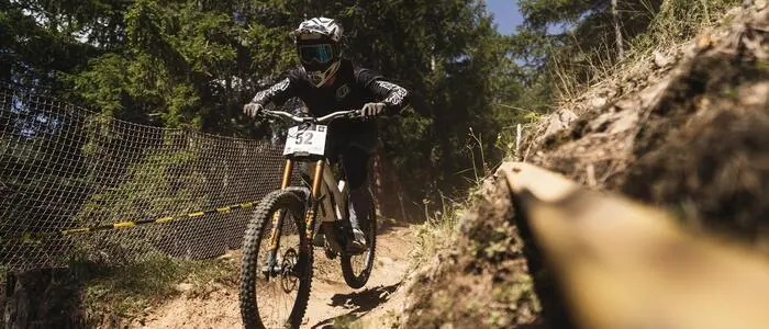 Ein Downhill-Rennfahrer in Action