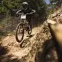 Ein Downhill-Rennfahrer in Action