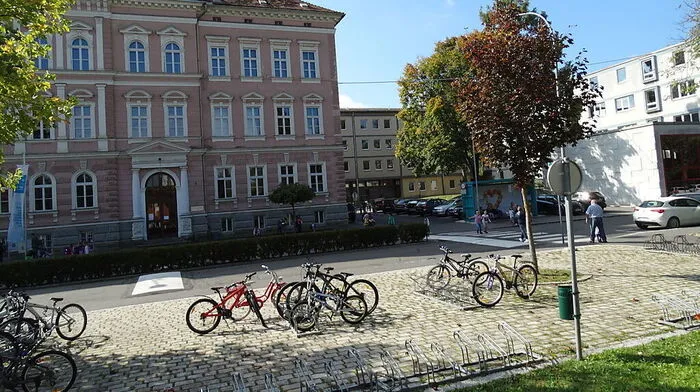 Die Ringstraße soll bis 2020 zu einem völlig verkehrsfreien Schulcampus werden, auf dem auch alle Pflichtschulen untergebracht sind. Künftig soll es in Feldbach auch nur noch eine Volksschule und eine NMS geben.
