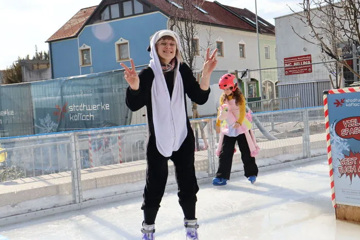 Alle Kinder die maskiert zum Eislaufplatz kamen, wurden mit gratis Krapfen und gratis Getränken belohnt.