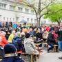 Andreas Babler im April 2023 auf einer Wahlkampfveranstaltung in Wiens 3. Bezirk. Babler steht in Jeans und FC-St.-Pauli-Jacke am Mikrofon, darum Menschen auf Bierbänken. | Babler an der Basis: Wahlkampf um den Parteivorsitz im April