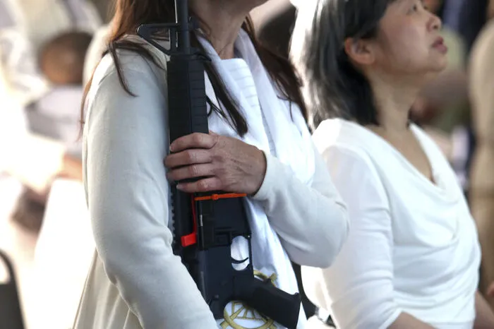 Der Prediger Hyung Jin Moon sagte in dem Gottesdienst, dass das Recht auf Waffenbesitz von Gott direkt gegeben sei. Er hatte deshalb die Gemeindemitglieder aufgefordert, ihre Waffen mit in den Gottesdienst zu bringen, um sie zu segnen.