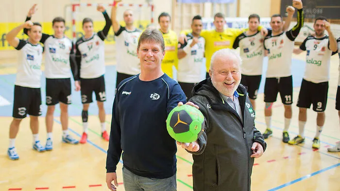 Das Erfolgsduo Walter Perkounig junior und Senior mit den erfolgreichen Handballern vom SC Ferlach
