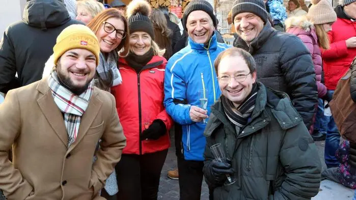 Wenn das Jahr langsam dem Ende zugeht, wird es am St. Veiter Hauptplatz noch einmal lebendig: Bürgermeister Martin Kulmer lädt die Bevölkerung zum traditionellen Sektempfang und sorgt damit für einen spritzigen Treffpunkt kurz vor dem Jahreswechsel. 