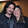 Gudrun Kofler mit Ex-Guns N’ Roses-Gitarrist Gilby Clarke in ihrem „Wohnzimmer“