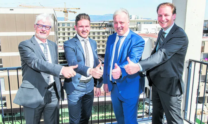 Innovative umweltfreundliche Partnerschaft: v. l.: Manfred Freitag, Vorstand Kelag; Markus Ritter, Vorstand der C&P Immobilien AG; Adolf Melcher, Geschäftsführer KELAG Energie & Wärme GmbH; ­Magne Setnes, Vorstandsvorsitzender der Brau Union ­Österreich