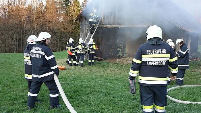 Die Feuerwehren des Abschnitt 2 übten unter realen Bedingungen – an einem Wirtschaftsgebäude, das Tags darauf abgerissen wurde