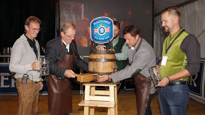 Wie es sich für ein echtes Oktoberfest gehört, wurde am Samstag traditionell durch Bürgermeister Bernd Osprian mit zwei wuchtigen Schlägen das Winterbier angezapft und Freibier ausgeschenkt.