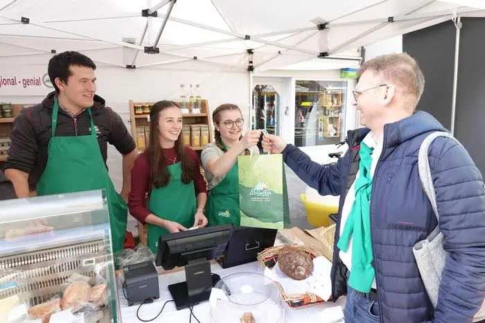 Der Verkaufsstand ermöglicht es den Schülern, Erfahrungen in der Direktvermarktung zu sammeln