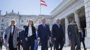 ABD0062_20250427 - WIEN - STERREICH: ++ HANDOUT ++ (v.l.) Verteidigungsministerin Klaudia Tanner (VP), Au§enministerin Beate Meinl-Reisinger (NEOS), Vizekanzler Andreas Babler (SP) und Bundeskanzler Christian Stocker (VP) am Sonntag, 27. April 2025, im Rahmen eines Staatsakts, anl. des 80. Jahrestags der Wiedererrichtung der Republik sterreich in Wien. - FOTO: APA/BKA/ANDY WENZEL - ++ WIR WEISEN AUSDRCKLICH DARAUF HIN, DASS EINE VERWENDUNG DES BILDES AUS MEDIEN- UND/ODER URHEBERRECHTLICHEN GRNDEN AUSSCHLIESSLICH IM ZUSAMMENHANG MIT DEM ANGEFHRTEN ZWECK UND REDAKTIONELL ERFOLGEN DARF - VOLLSTNDIGE COPYRIGHTNENNUNG VERPFLICHTEND ++