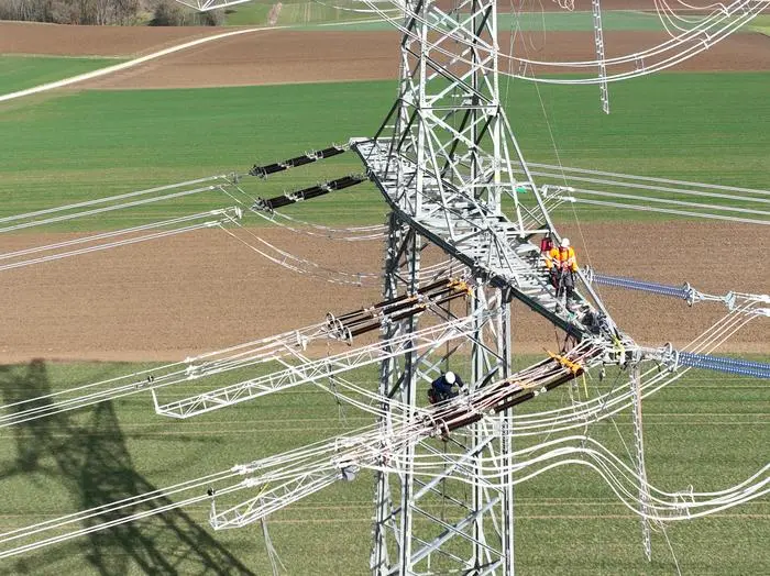 Freileitungsmonteure müssen in großer Höhe arbeiten