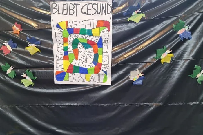 Die Motivation der Kinder, bei dieser Aktion mitzumachen, war sofort gegeben. „Die bunten Schmetterlinge sollen nicht nur draußen fliegen, sondern die Leute auch in der Halle beflügeln. So können wir sie zum Lächeln bringen!", meinte eine Schülerin.