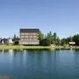Das „Aparthotel“ wird direkt an den See gebaut und regt Anrainer nicht nur mit seiner Architektur auf 