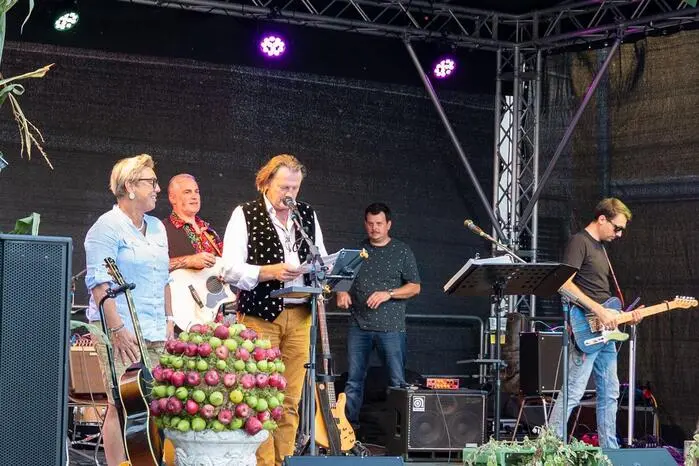 Der erste Tag des Heimatherbstes startete am Samstagvormittag mit dem Stadtlauf. Am Nachmittag folgte ein buntes Kulturprogramm, unter anderem mit den Mirniger Schuhplattlern und der Jagdhornbläsergruppe Salzerkopf.
